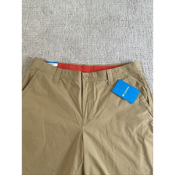 Columbia Shorts Mens 32x10 Biege Khaki Chino Lightweight Golf Hiking Logo NWT - Picture 2 of 12